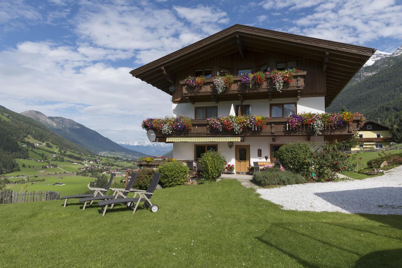 ホテル Haus Fernblick ノイシュティフト・イム・シュトゥーバイタール エクステリア 写真